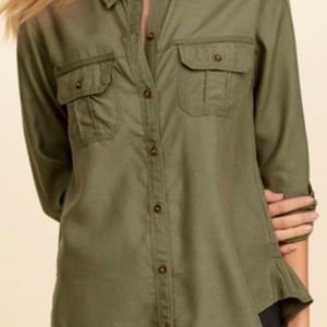 Hollister button down top in a beautiful olive green color